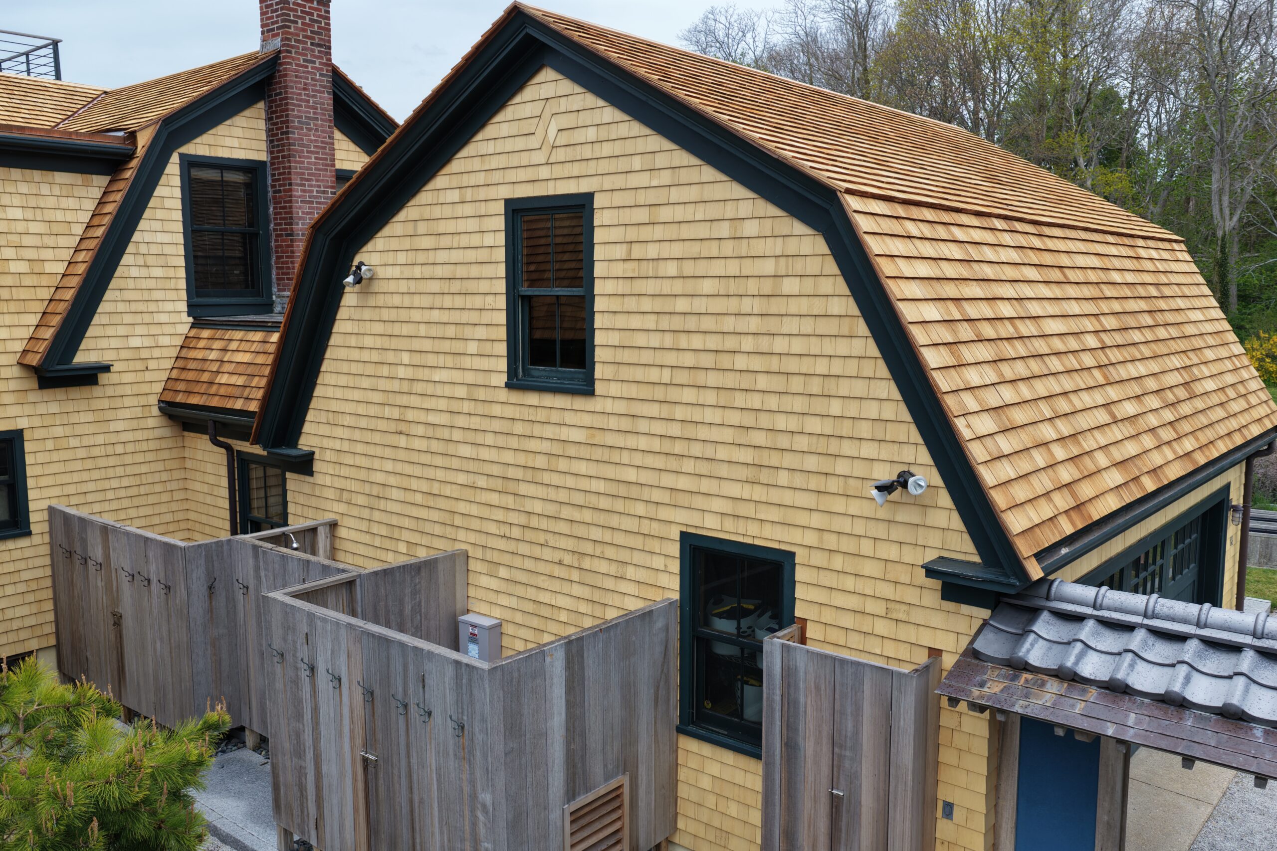 Yellow cedar siding with woven corners detail