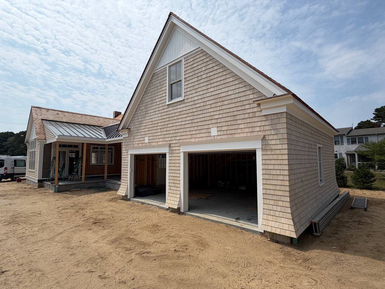 Close-up of weaved corners on cedar shake siding